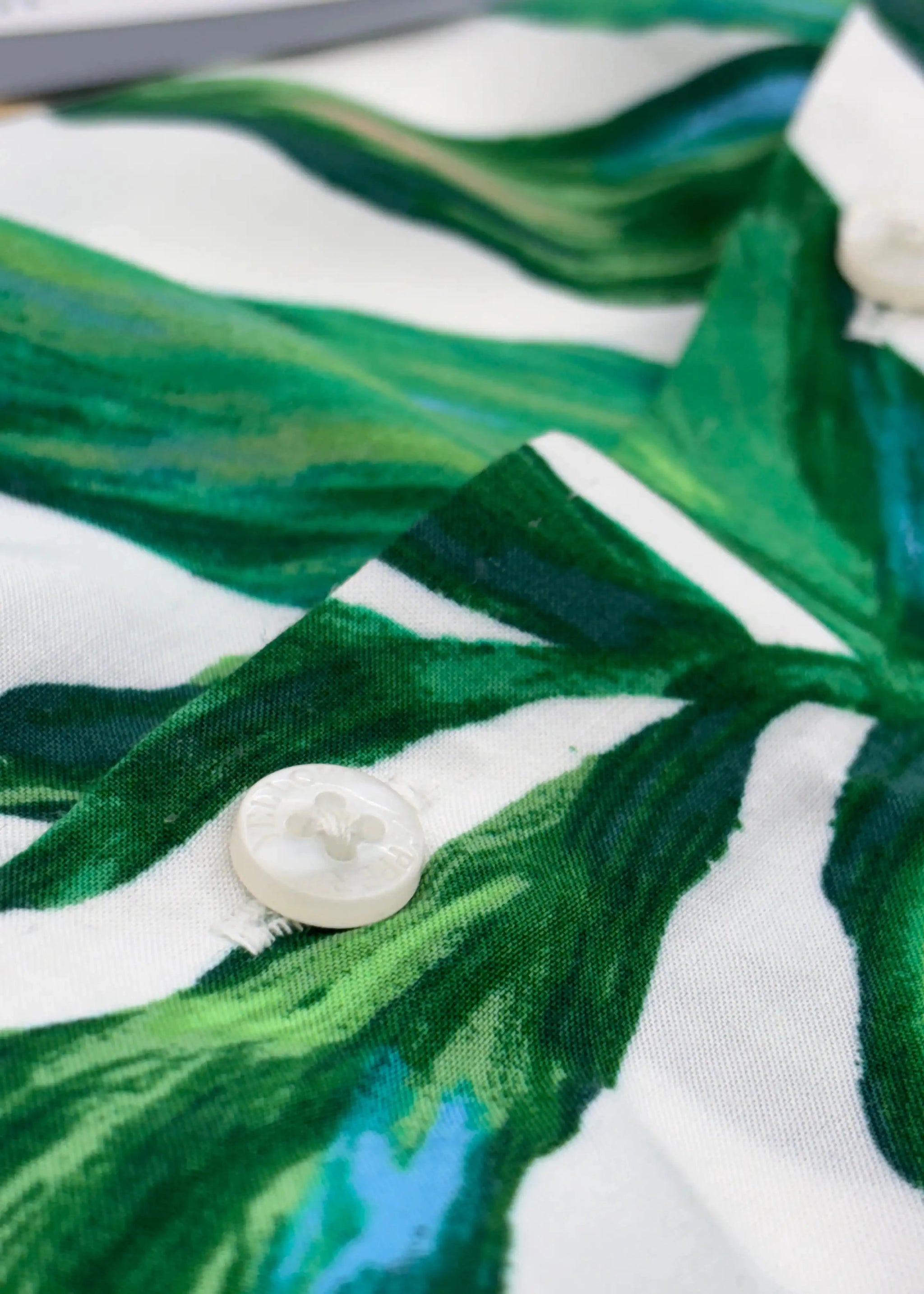 Half Sleeve Off green leaf