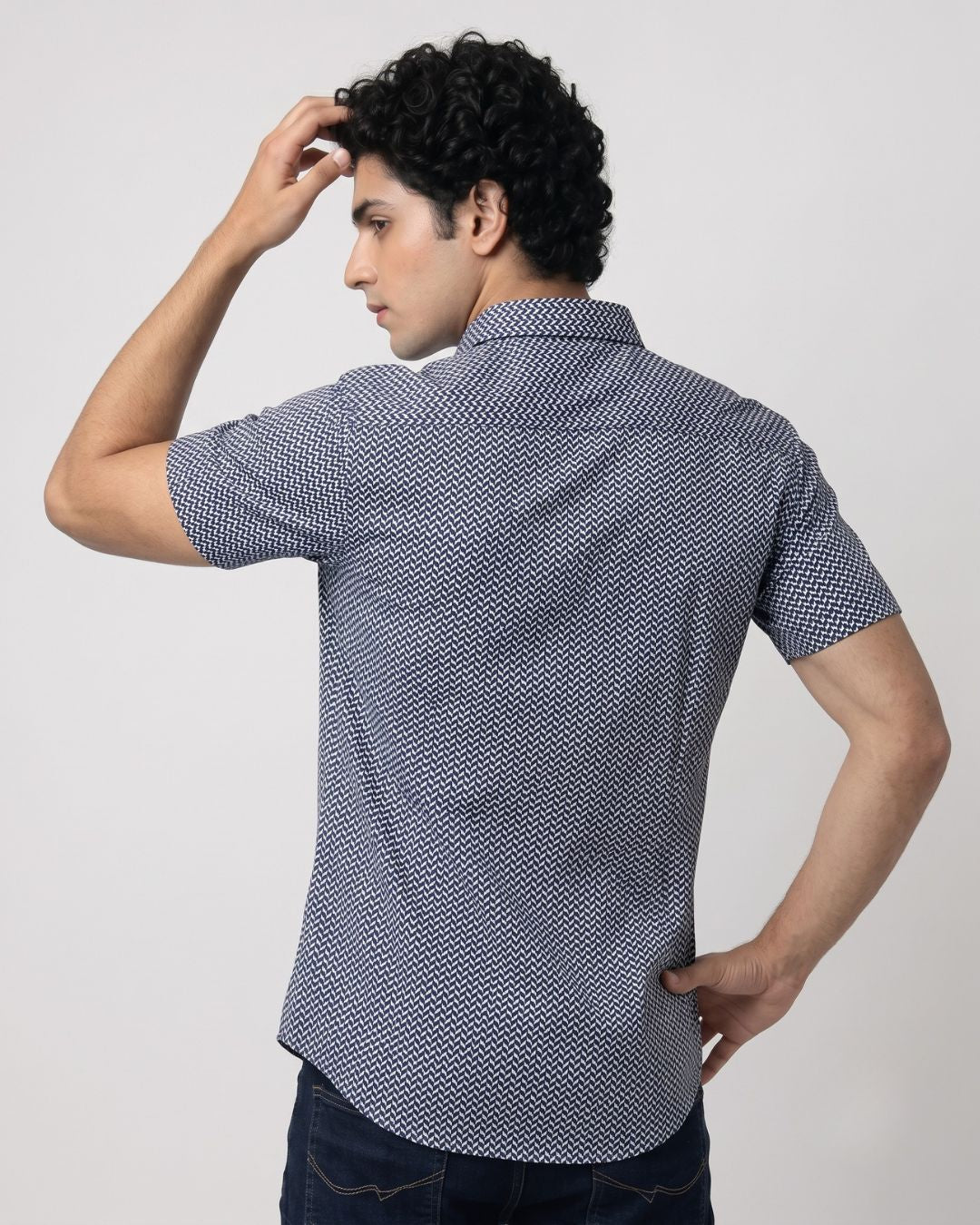 MEN’S NAVY BLUE MICRO PRINT HALF SLEEVE SHIRT – YELLOW PEPPER
THE YELLOW PEPPER MEN’S NAVY BLUE MICRO PRINT HALF SLEEVE SHIRT FEATURES A REFINED ALL-OVER GEOMETRIC PRINT, CLASSIC COLLAR AND BUTTON-FRONT DESIGN. EASY TO PAIR WITH CHINOS, TROUSERS OR DENIM, IT’S A VERSATILE CHOICE FOR OFFICE, SMART-CASUAL AND WEEKEND WEAR.